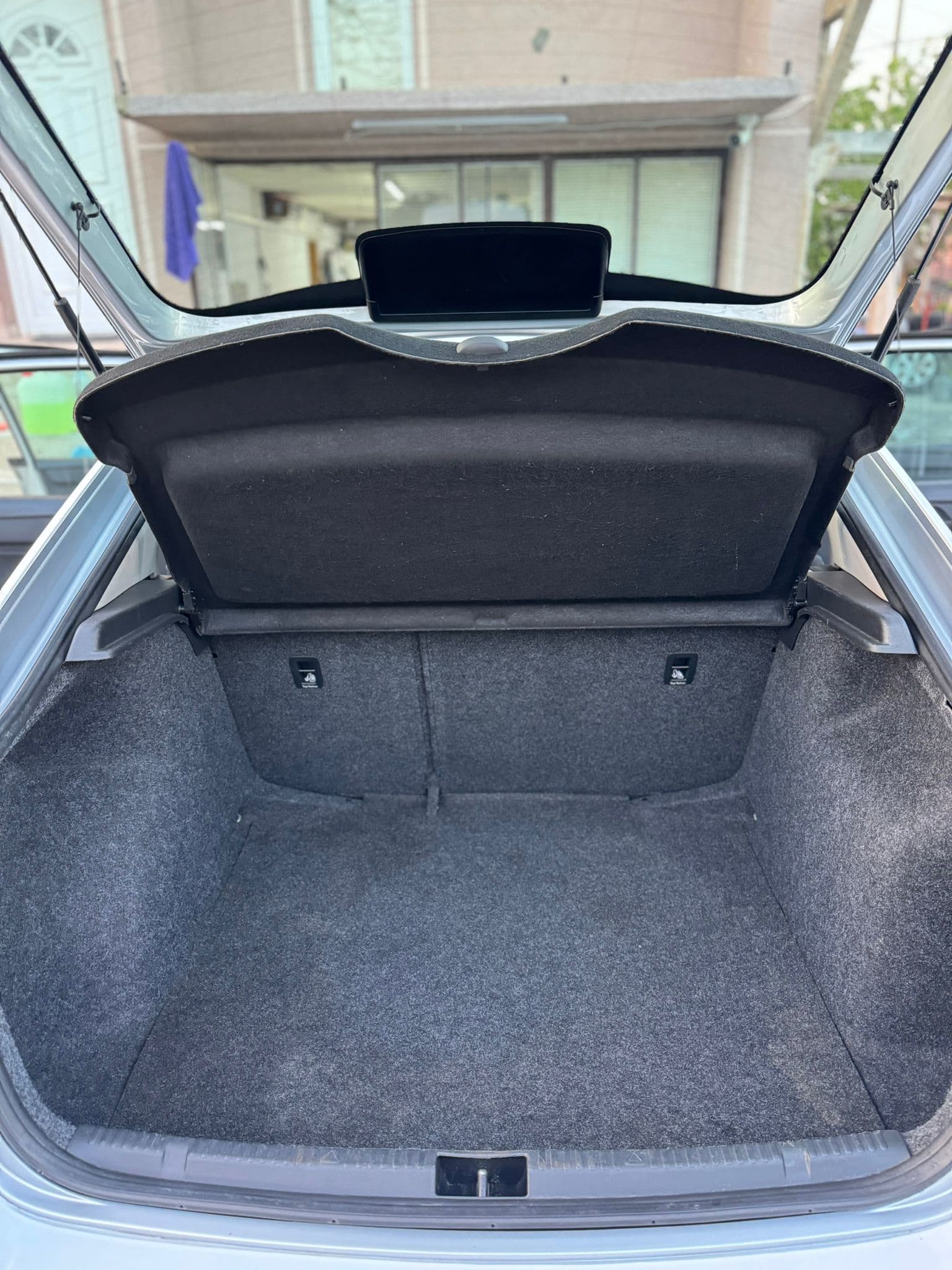 Tepih automobila posle dubinskog pranja u Autoperionici Jeti, Železnik